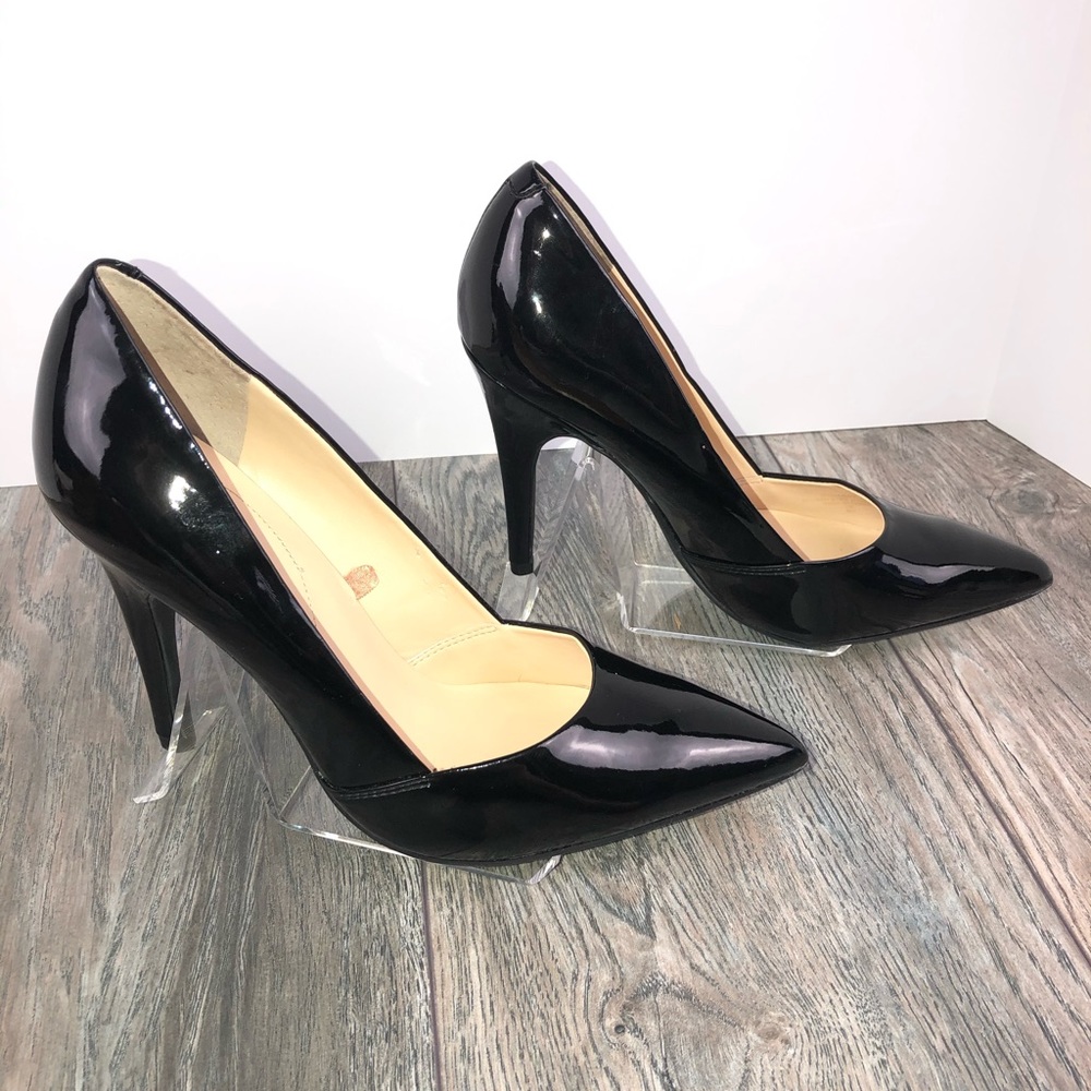 Guess NWOB Pointy Black Patent Heels in size 7